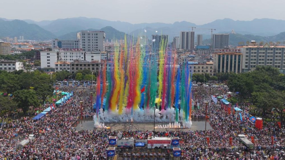 云南德宏多地举行泼水节