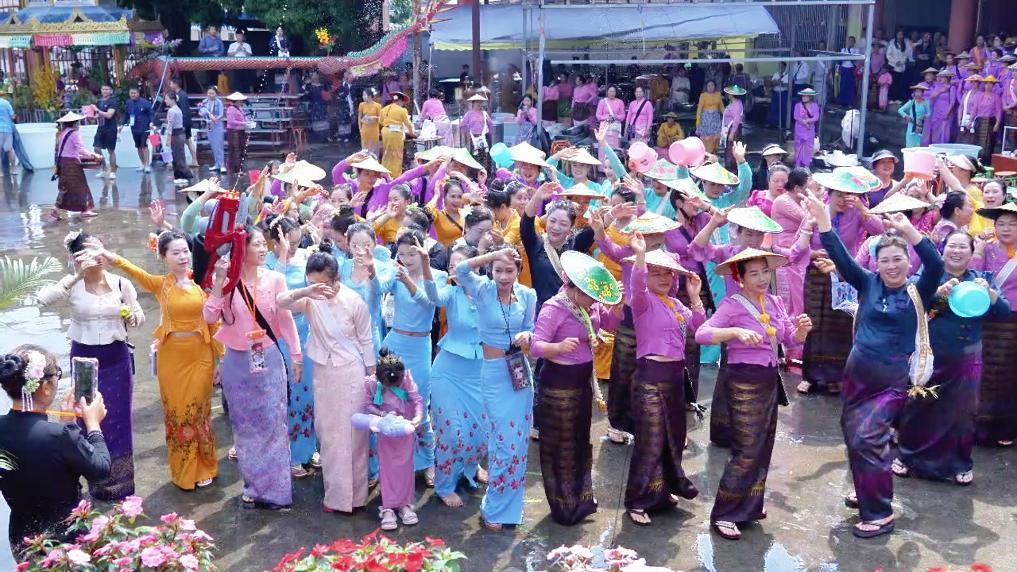 云南德宏多地举行泼水节