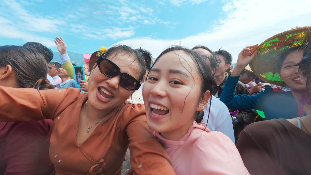 云南德宏多地举行泼水节