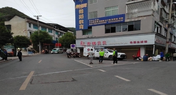 秀山县石堤镇：“双网格”助力集镇秩序焕新颜